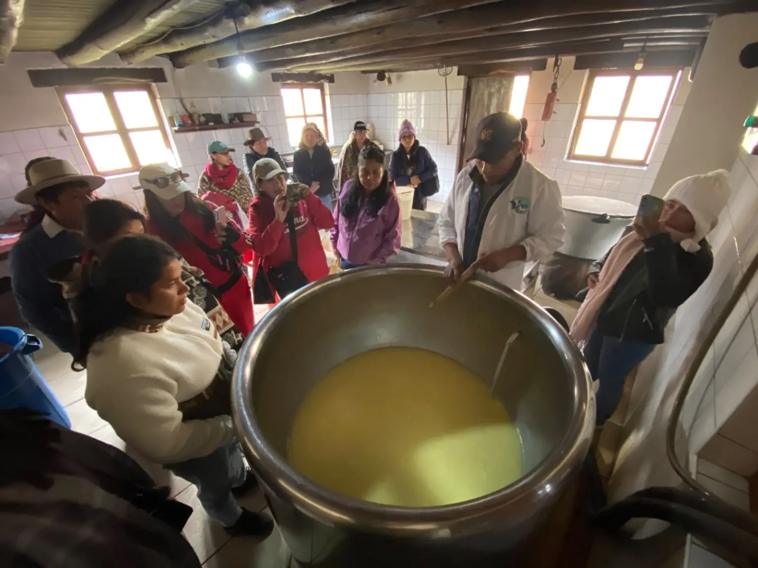 Visitantes observando la elaboración de queso