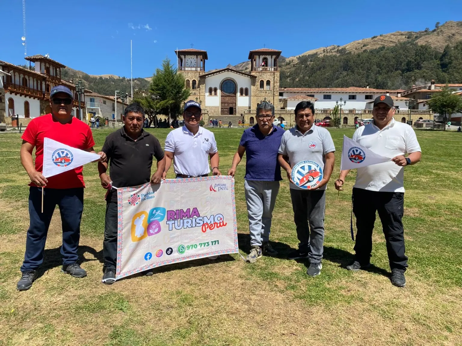 Equipo y visitantes de Rimaturismo Perú frente a la iglesia de Chacas