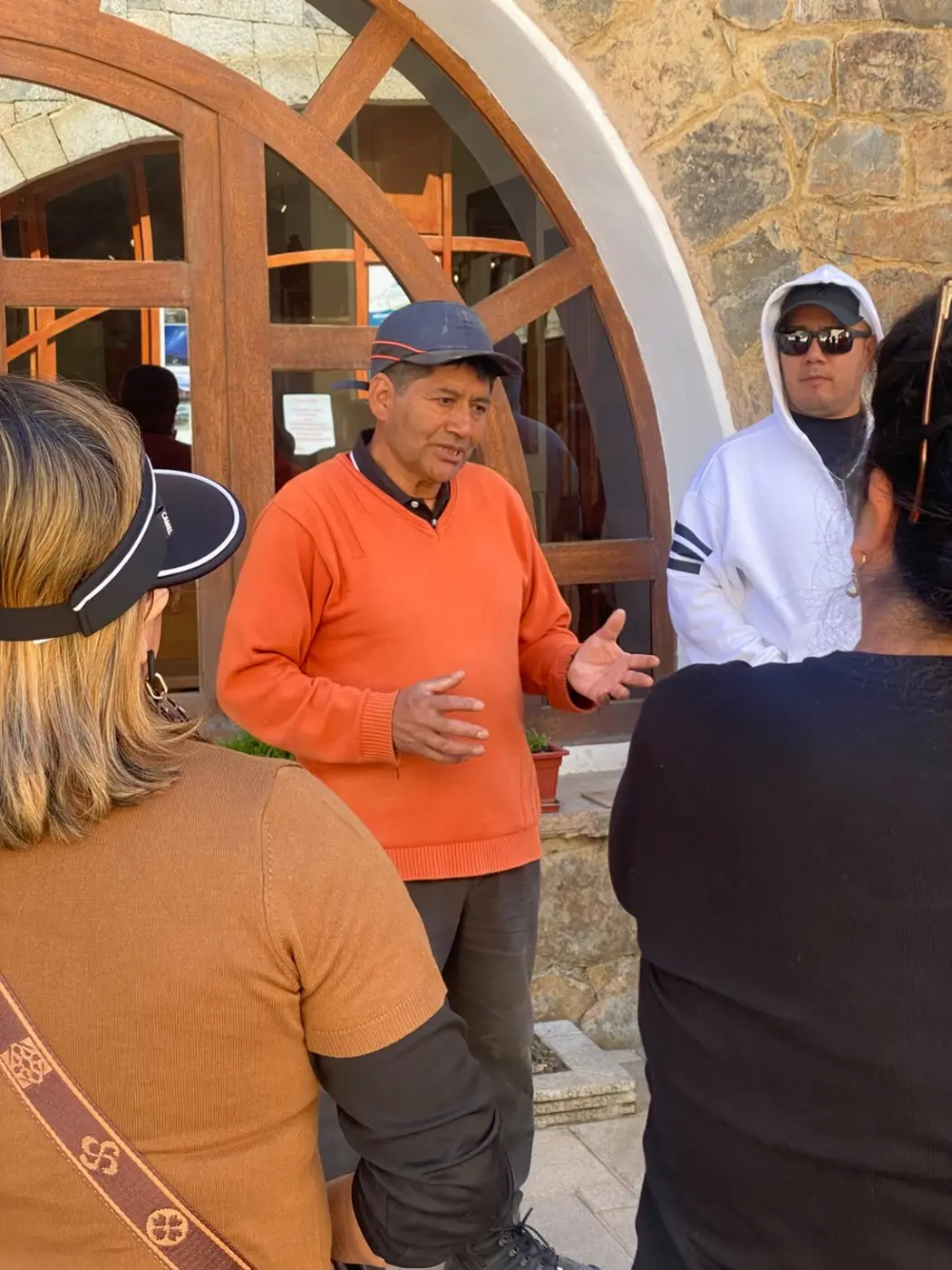 Guía local explicando una experiencia