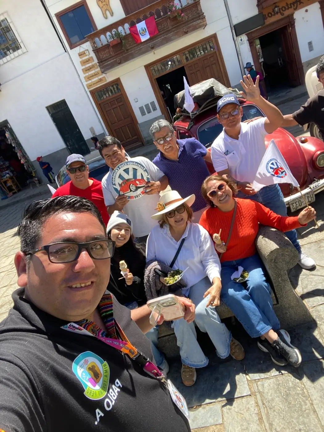 Guía de Rimaturismo Perú junto a sus visitantes