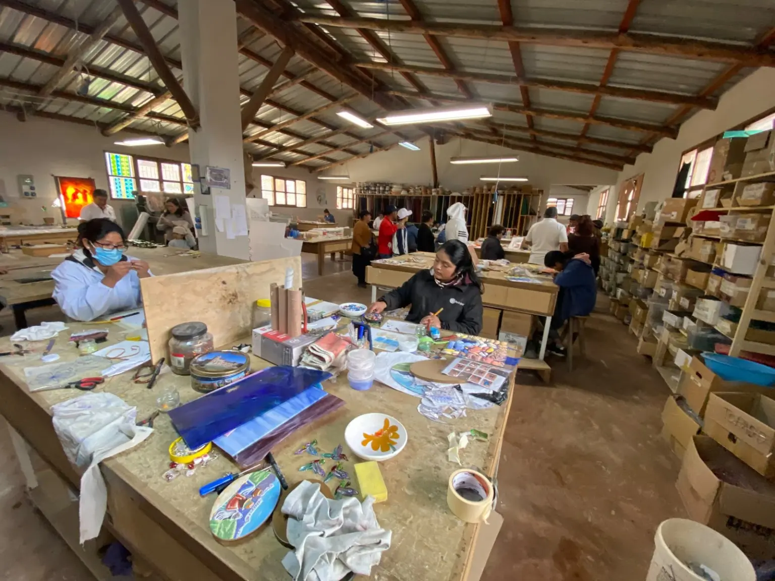 Visita a un taller artesanal durante una experiencia de Rimaturismo Perú