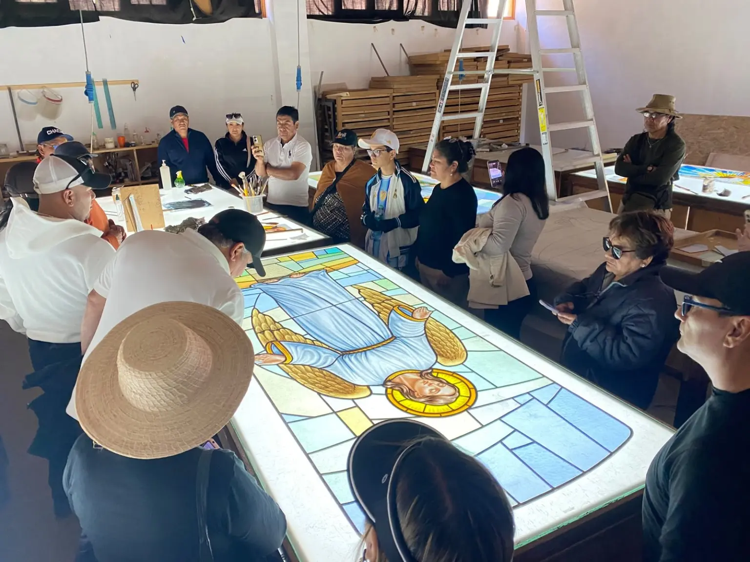 Visitantes conociendo el trabajo de vitrales