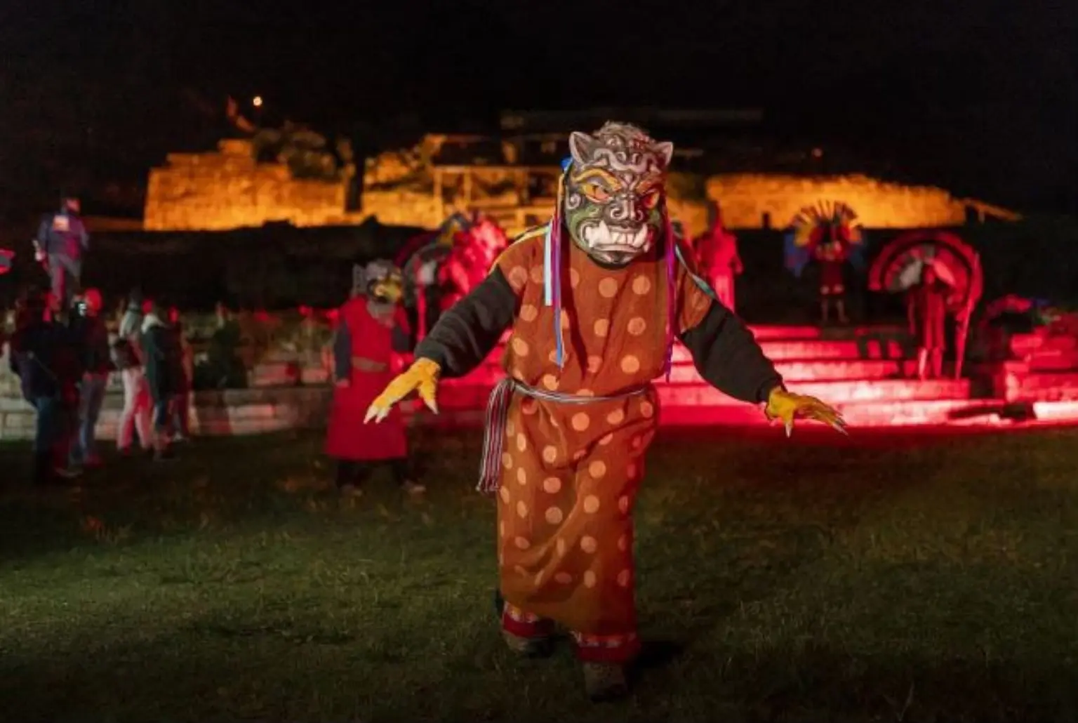 Personaje enmascarado durante Chavín de Noche