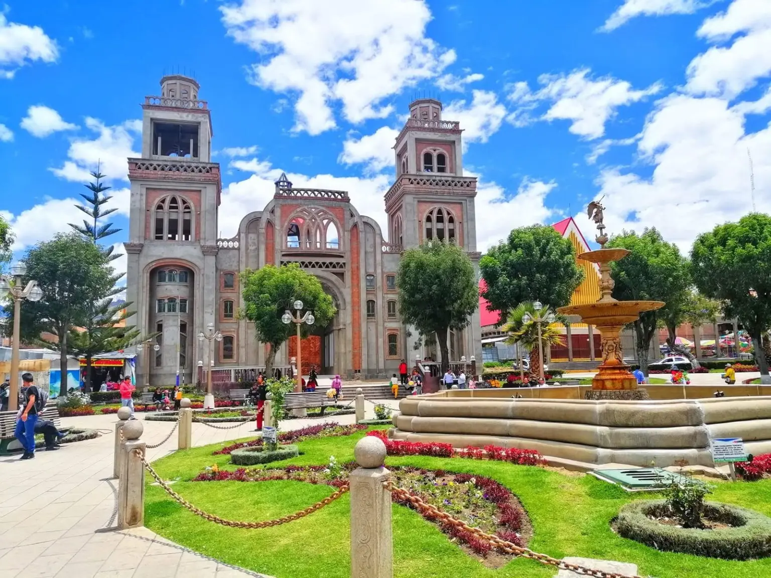 Plaza e iglesia en la ciudad de Huaraz
