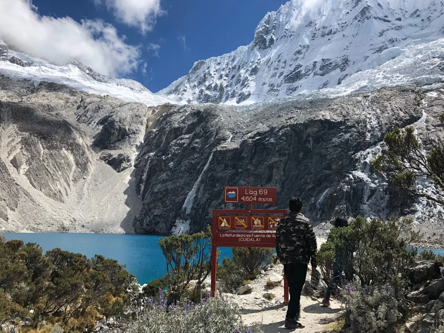 Laguna 69 y montañas nevadas de la Cordillera Blanca
