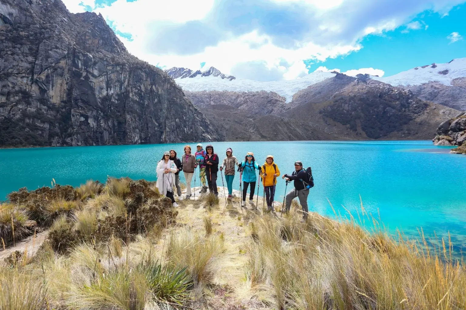 Grupo de excursionistas junto a la Laguna Librón
