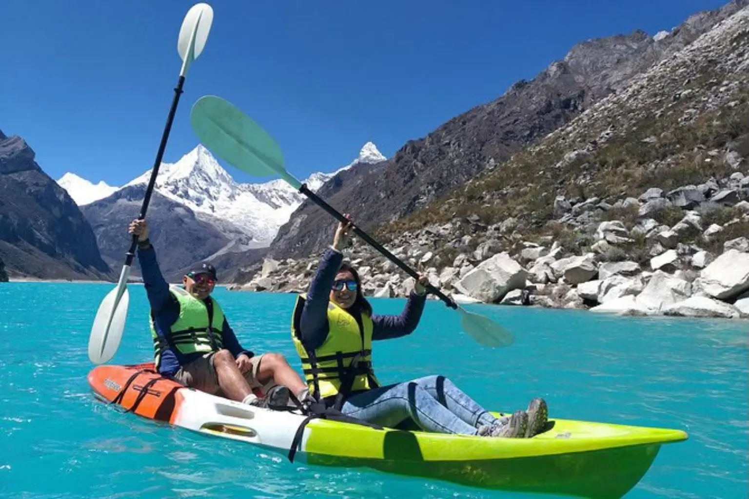 Visitantes en kayak sobre la Laguna Parón