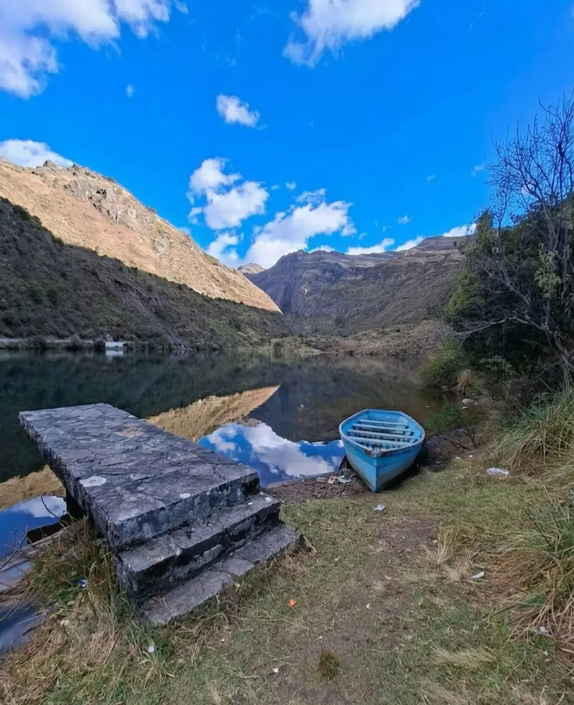 Laguna Patarcocha y una pequeña embarcación
