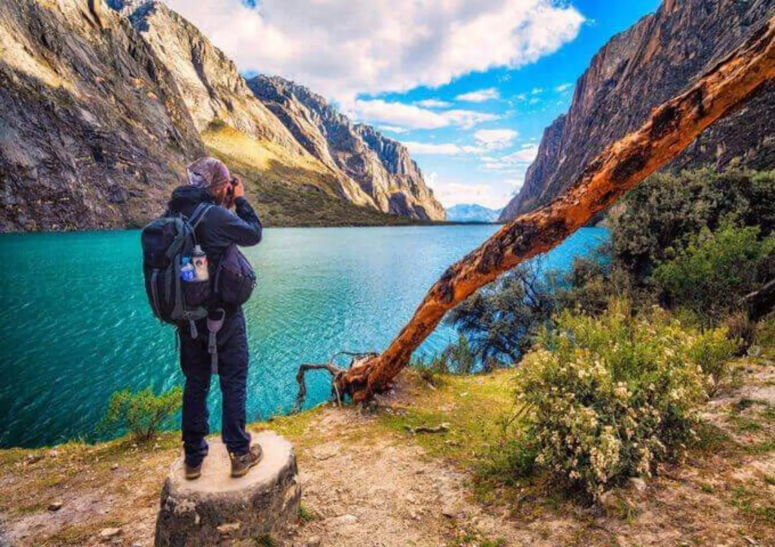 Laguna de Llanganuco entre montañas