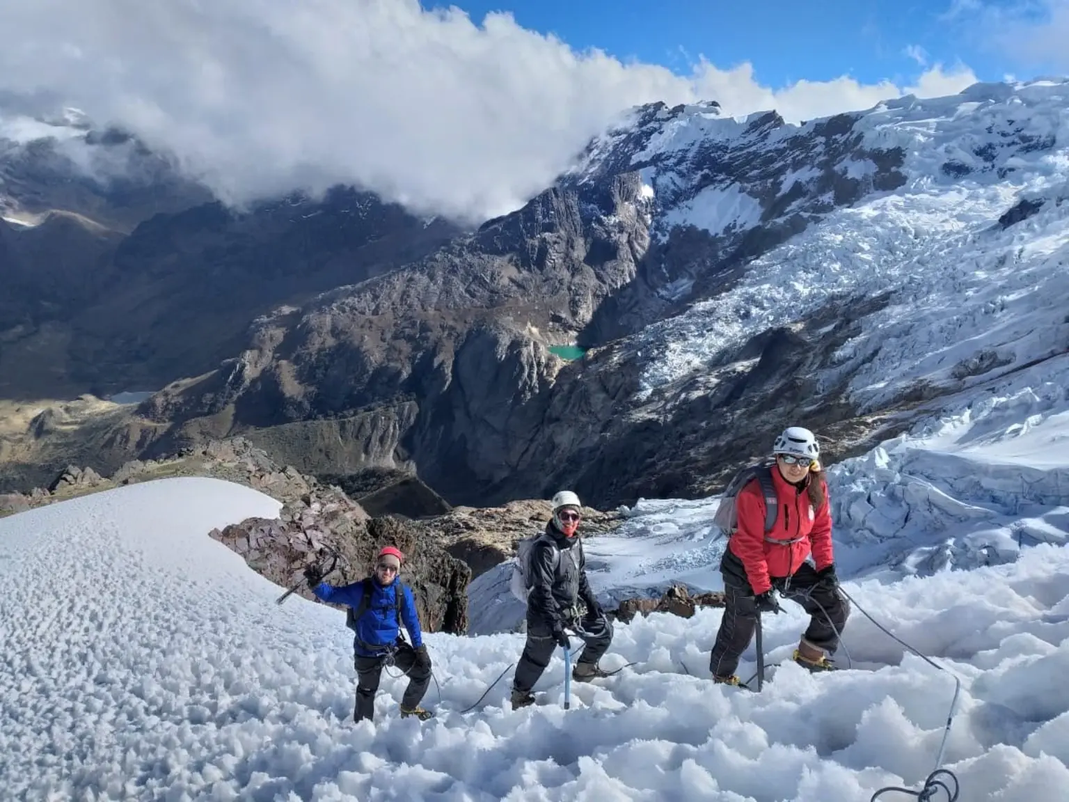Montañistas ascendiendo el Nevado Mateo