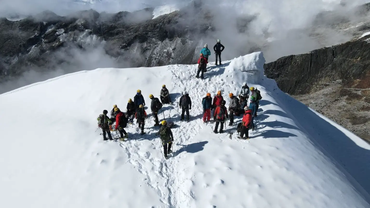 Grupo de visitantes sobre la nieve del Nevado Mateo
