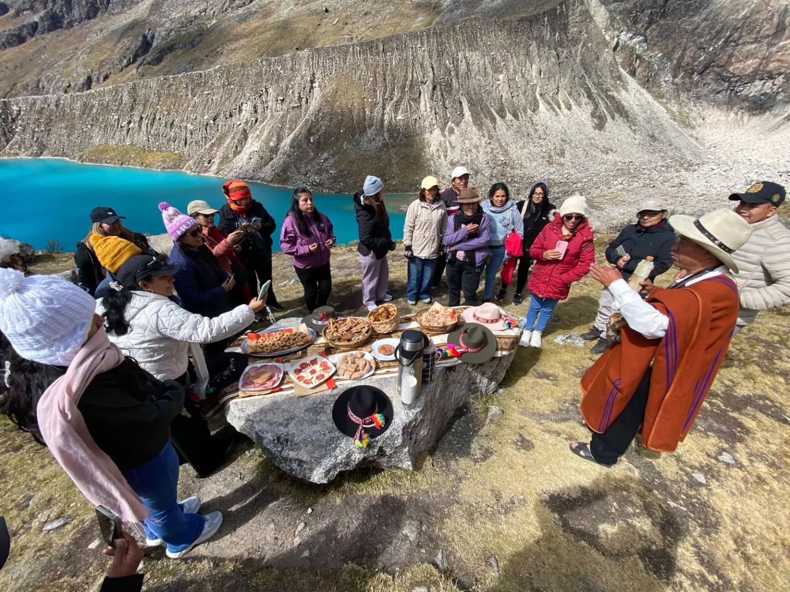 Grupo compartiendo un picnic en Punta Olímpica