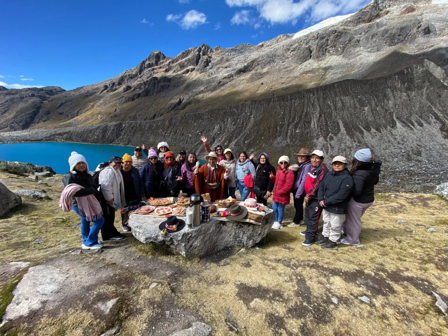 Picnic andino frente a una laguna de altura