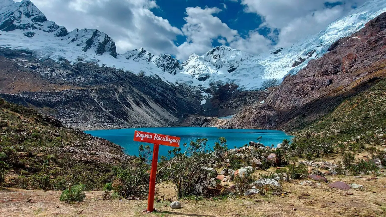 Laguna Rocotuyoc frente a montañas nevadas