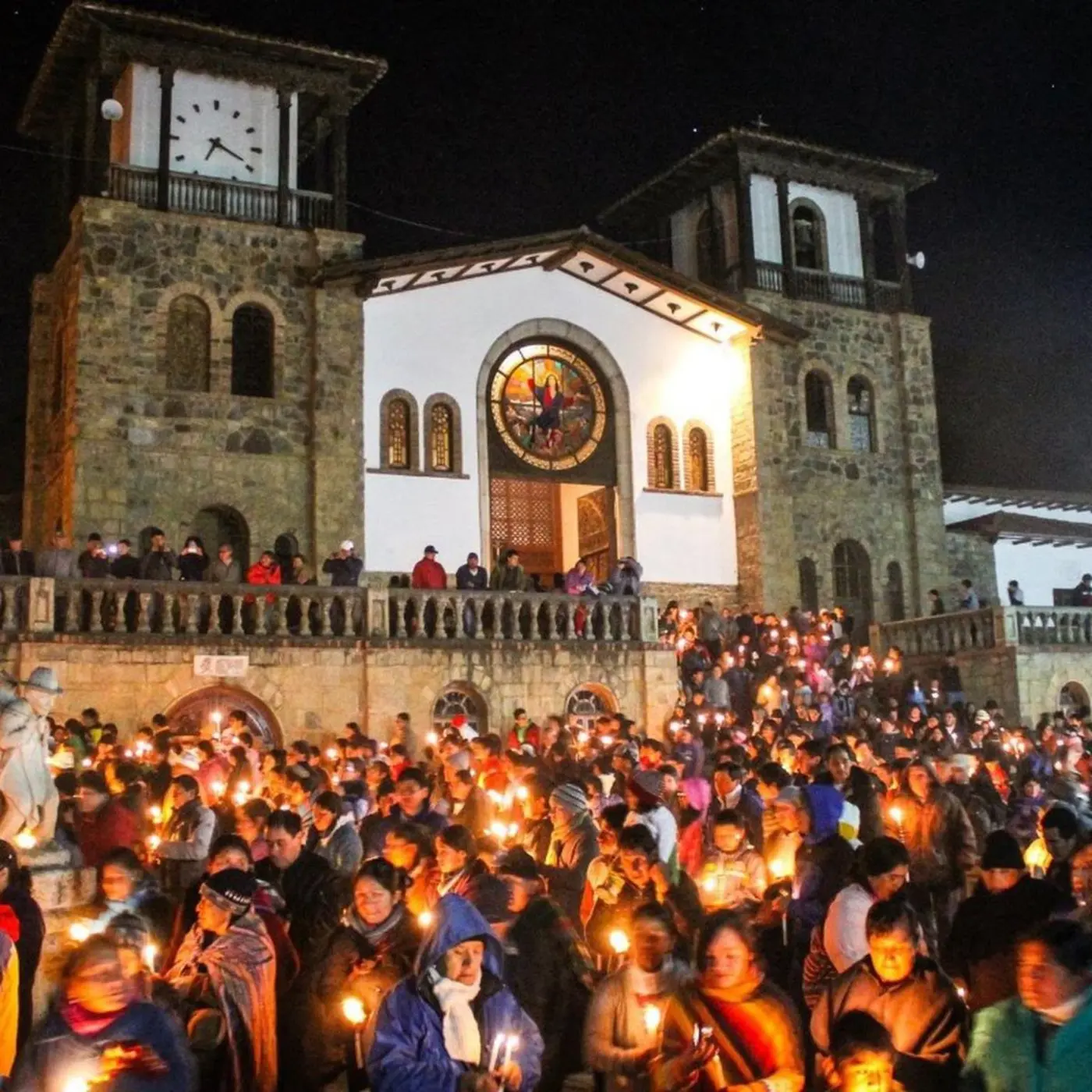 Procesión con velas frente a la iglesia de Chacas