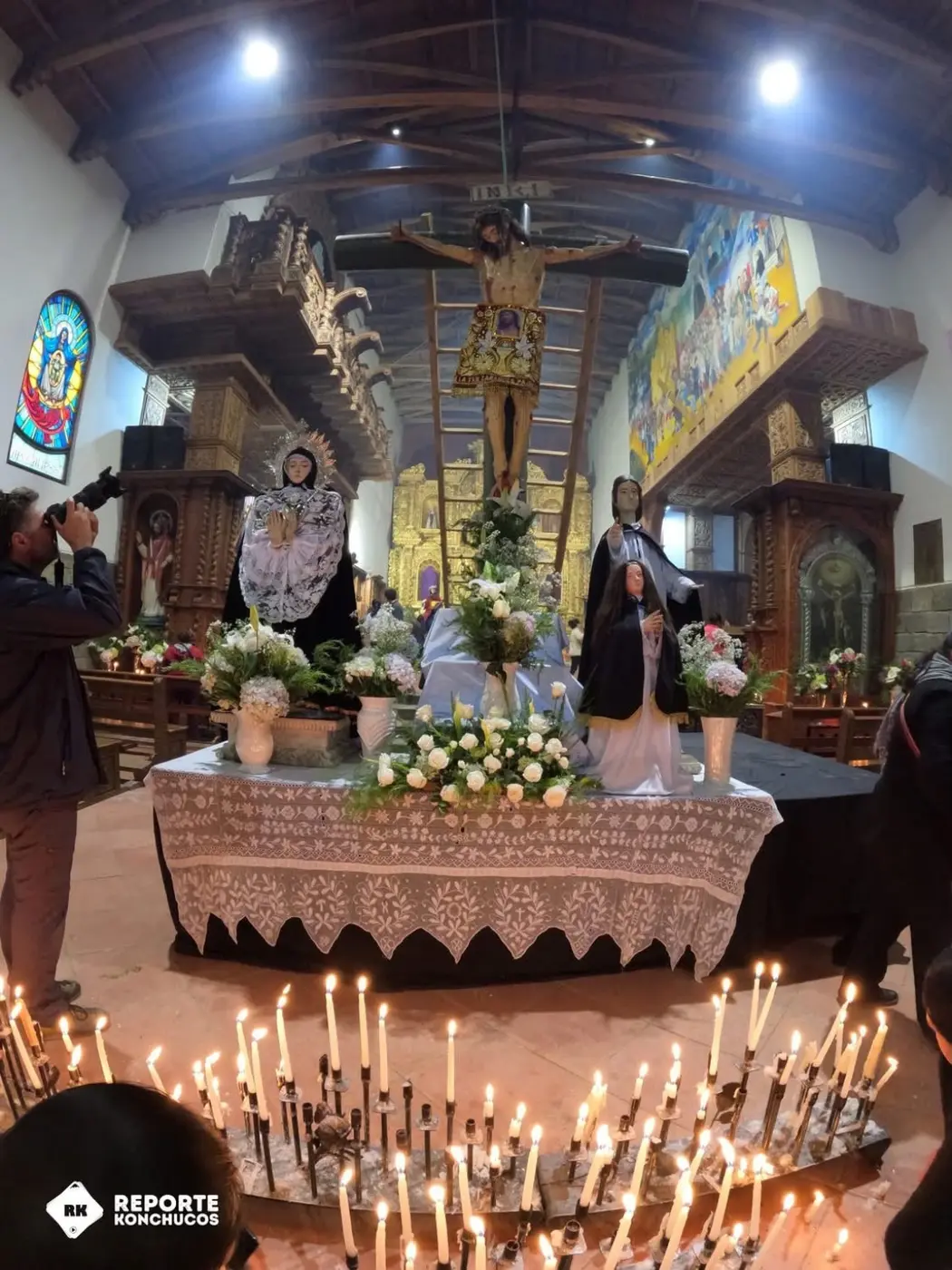 Altar y velas durante Semana Santa en Chacas