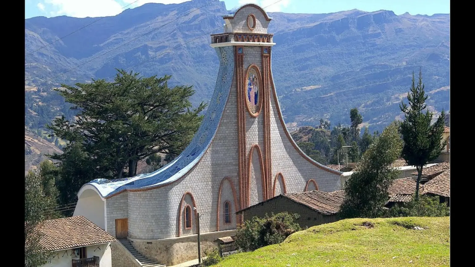 Iglesia de Yanama frente a la cordillera